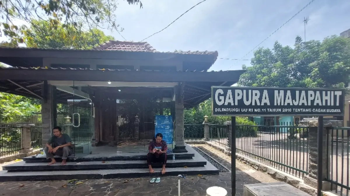 ANDRE FAIDHIL FALAH/RADAR KUDUS
DILIHATKAN: Penjaga Gerbang Majapahit Zaki Arkoni menunjukkan ciri khas motif Kerajaan Majapahit di Desa Muktiharjo belum lama ini. 