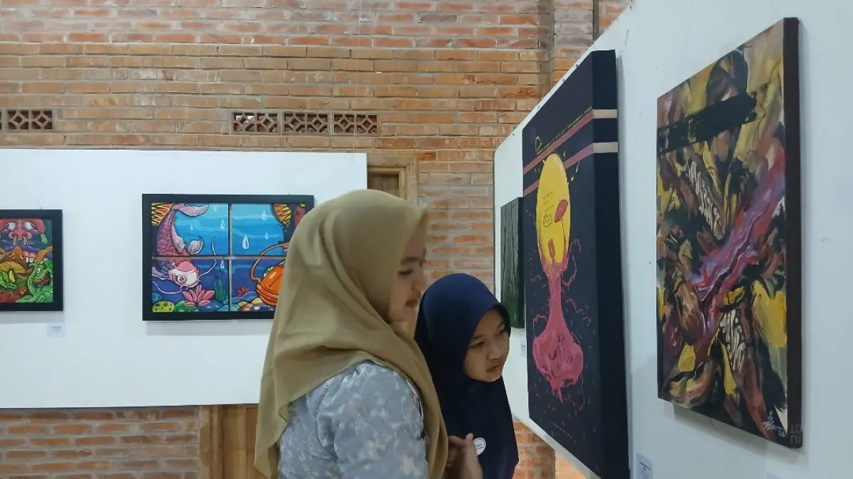 ANTUSIAS: Pengunjung saat menikmati pameran lukisan di Joglo Herman yang berlokasi di Jalan Halmahera 33 A Blora. (EKO SANTOSO/RADAR KUDUS)