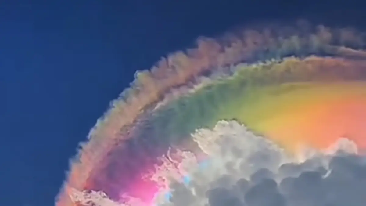 Awan Pelangi muncul di langit Jonggol.