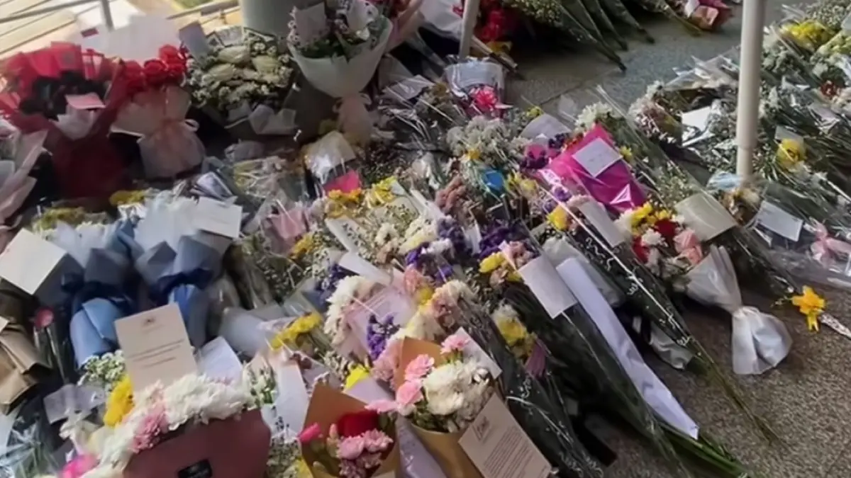 Jejeran bunga di stasiun Bekasi Timur (Foto: Tangkapan layar Tiktok @ceritabekasi_) 