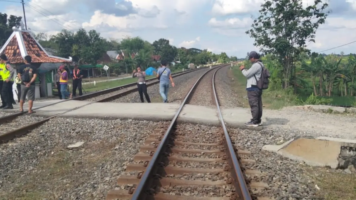 OLAH TKP – Anggota Dirlants Polda Jateng turun ke lapangan melakukan olah TKP di perlintasan sebidang di Desa Sidorejo, Kecamatan Pulokulon. 