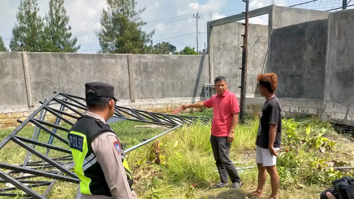 OLAH TKP – Petugas dari Polsek Gubug lakukan olah TKP pekerja tewas di pembangunan Merah Putih di Desa Mlilir, Kecamatan Gubug 