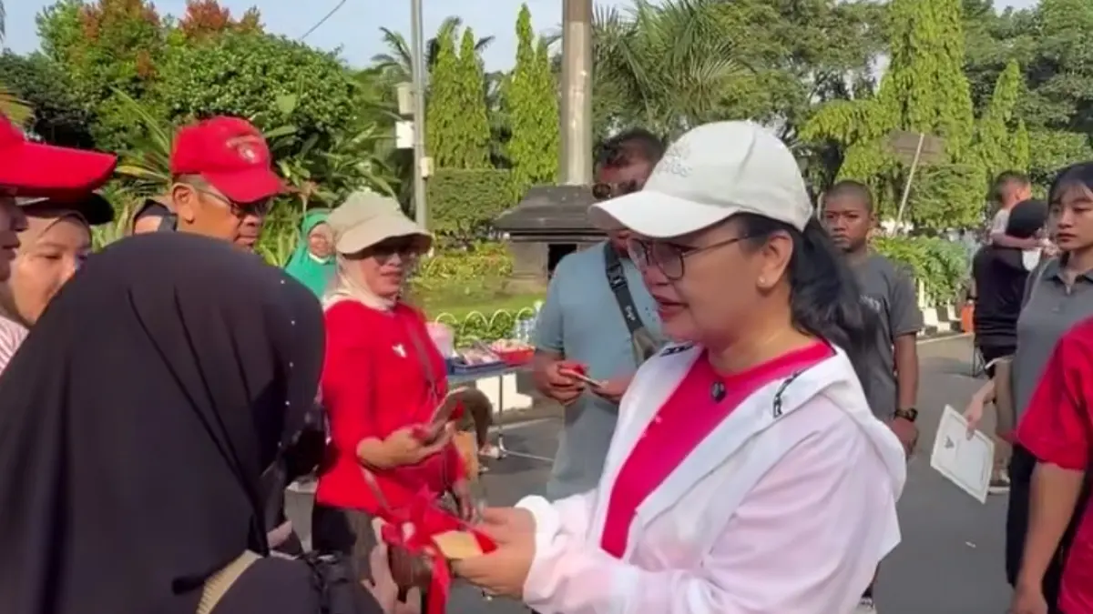 Wali Kota Semarang, Agustina Wilujeng bagikan cokelat saat kegiatan Mlaku Bareng dalam rangka HUT Kota Semarang ke-479 (Foto: Instagram @semarangpemkot) 