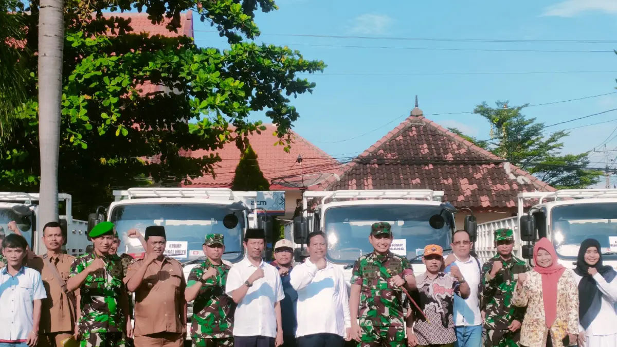 WISNU AJI/RADAR KUDUS

SALING DUKUNG: Bupati dan Dandim Rembang menyerahkan Truk Foton kepada Pengurus KDMPM dan kepala desa di Rembang di halaman kantor Bupati Rembang, Sabtu (2/5).