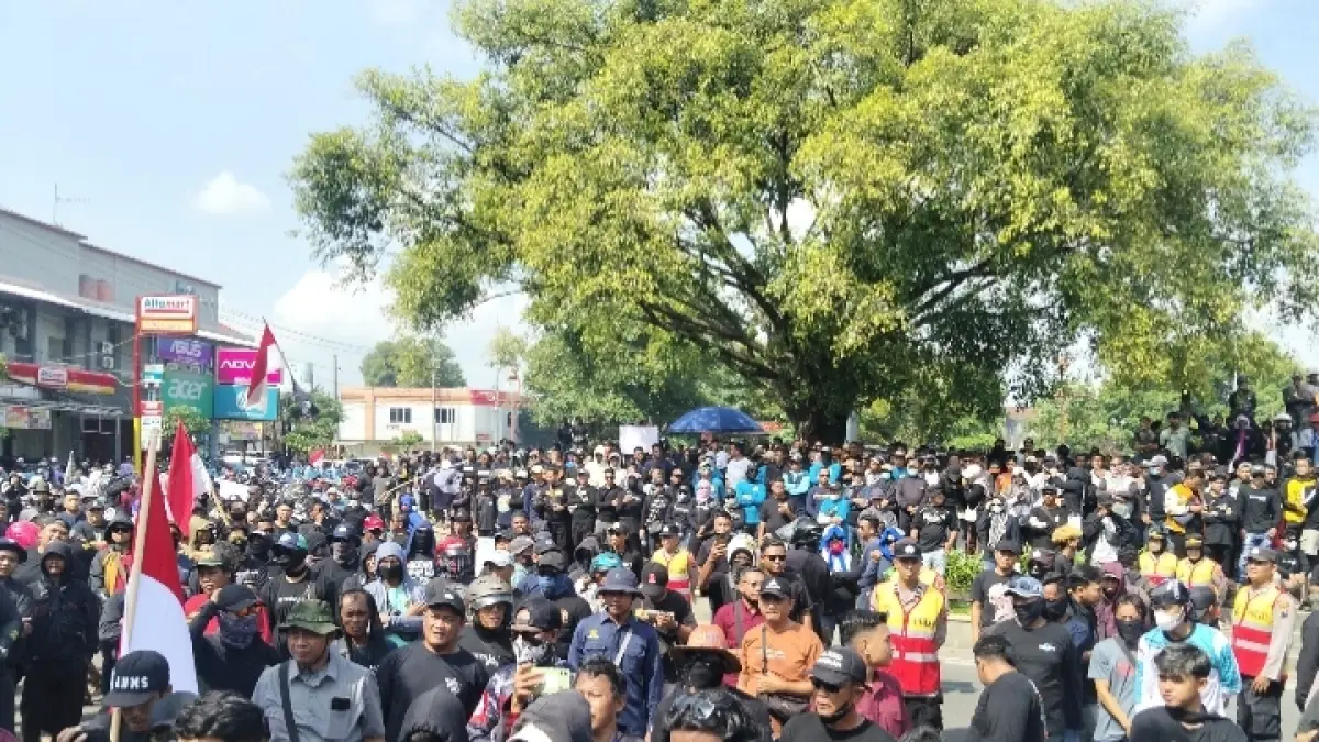 ANDRE FAIDHIL FALAH/RADAR KUDUS

MELAWAN: Ribuan nelayan memadati Alun-alun Simpang Lima Pati pada Senin (4/5)