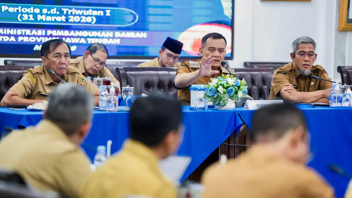 BERI ARAHAN: Gubernur Jateng Ahmad beri arahan dalam rapat koordinasi Pengendalian Operasional Kegiatan (POK) Triwulan I-2026, Senin (4/5/2026).