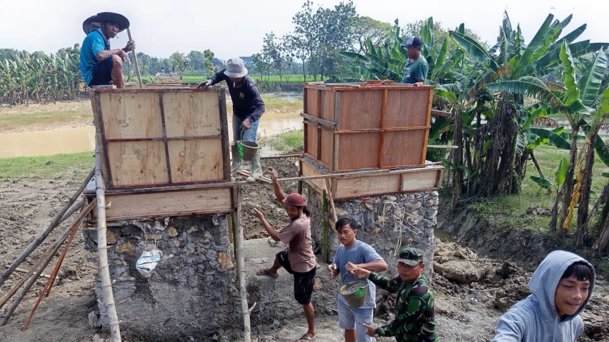 DIKEBUT: Sejumlah TNI dan warga kompak mengebut pembangunan jembatan garuda perintis di Desa Kedungrejo dan Desa Cingkrong Kecamatan Purwodadi. (INTAN MAYLANI/RADAR KUDUS)