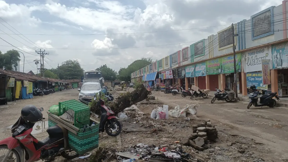 DIRATAKAN: PKL saat melakukan pembongkaran warung di Terminal Wirosari.