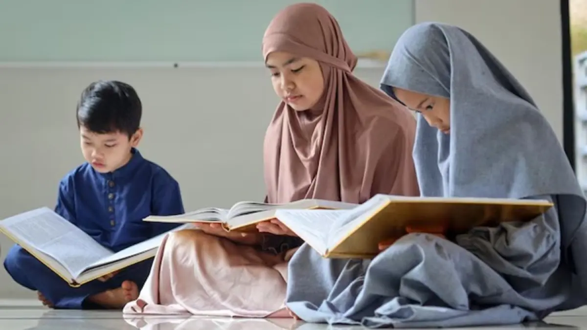 Ilustrasi membaca Alquran. (Freepik)