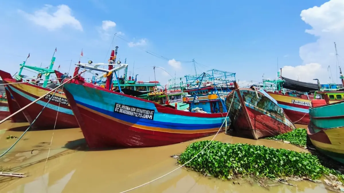 Kapal penangkap ikan bersandar di area dermaga Desa Bendar Juwana. (ACHMAD ULIL ALBAB/RADAR KUDUS)