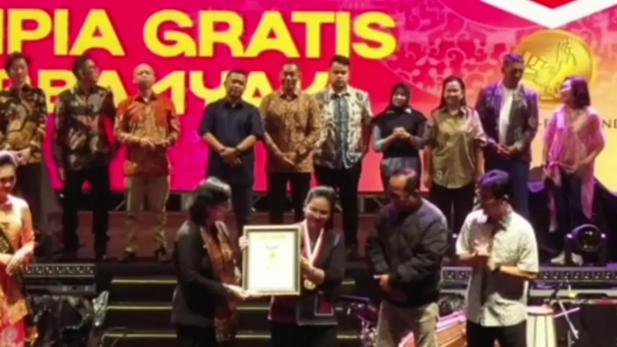 Pemkot Semarang saat terima Rekor MURI setelah bagikan 10 ribu lumpia dan bersamaan dengan peluncuran aplikasi SDGs (Foto: Instagram @agustinawilujengp) 