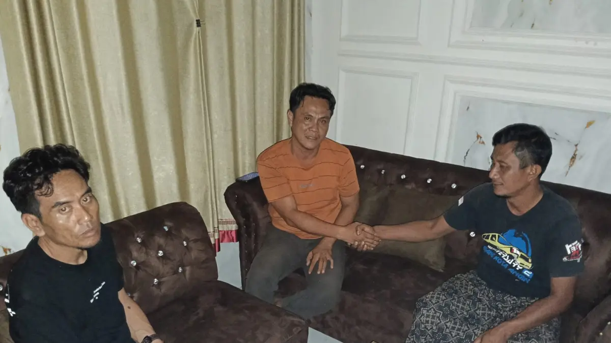 MEDIASI: Petugas Polsek Sedan memediasi dugaan penipuan segitiga yang menimpa penjual dan pembeli truk di Sambong, Sedan, Minggu (3/ 5). (POLSEK SEDAN UNTUK RADAR KUDUS)