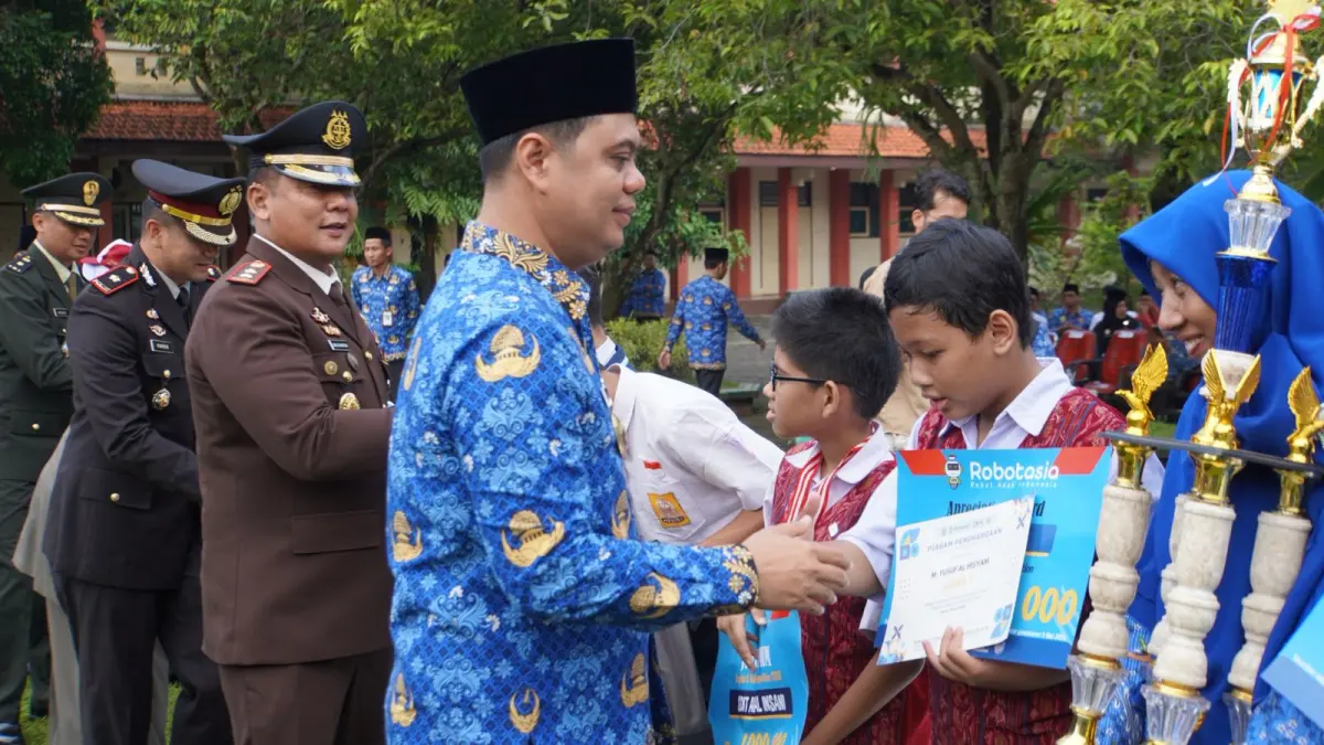 PRESTASI: Bupati Jepara Witiarso Utomo dan Forkopimda menghadiri Peringatan Hardiknas 2026 di SMA Negeri 1 Jepara. 