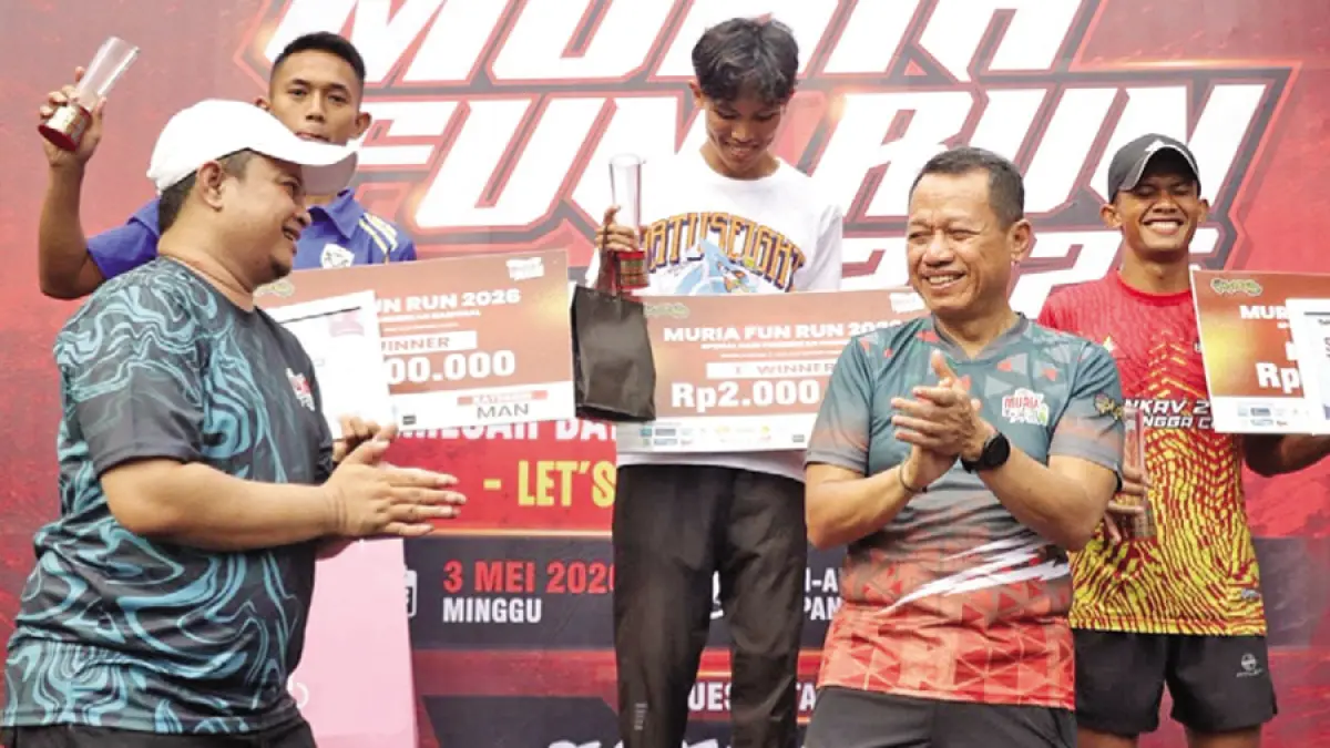 SAPA: Bupati Kudus Sam’ani Intakoris menyapa warga yang berada di rute event lari di Alun-alun Simpang Tujuh Kudus, Minggu (3/5). (DINAS KOMINFO KUDUS UNTUK RADAR KUDUS)