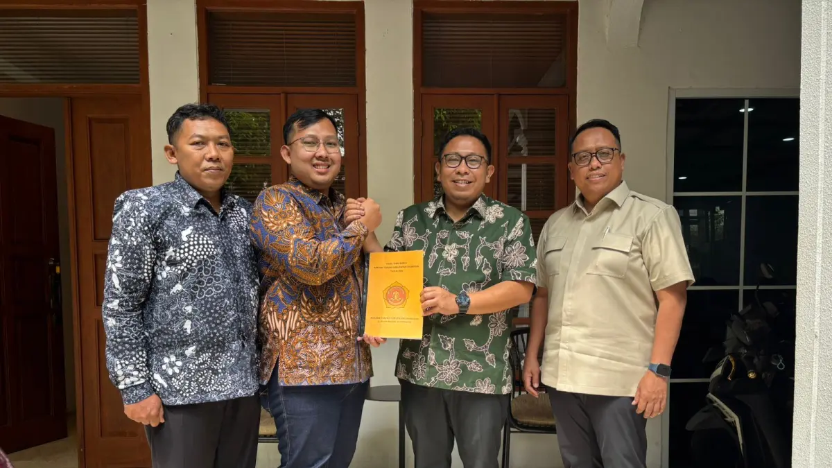 SERAHKAN SK – Ketua Karang Taruna Kabupaten Grobogan Miftahudin Alif Sugeng menyerahkan SK kepengurusan dan hasil temu karya kepada kepada Wakil Ketua PNKT  Bahtiar Sebayang, SE di Jakarta