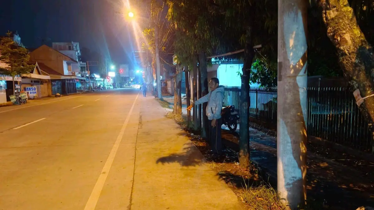 TUNJUKAN LOKASI – Anggota Polsek wirosari menunjukan lokasi penggelapan di jalan Raya Purwdadi –  Blora di sebelah pasar wirosari, Sabtu malam (2/5). 