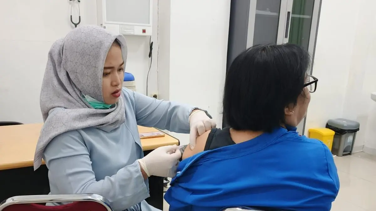 VAKSINASI: Sejumlah nakes dan named saat mendapatkan vaksin MR baru-baru ini. (Dinkes Grobogan untuk Radar Kudus)