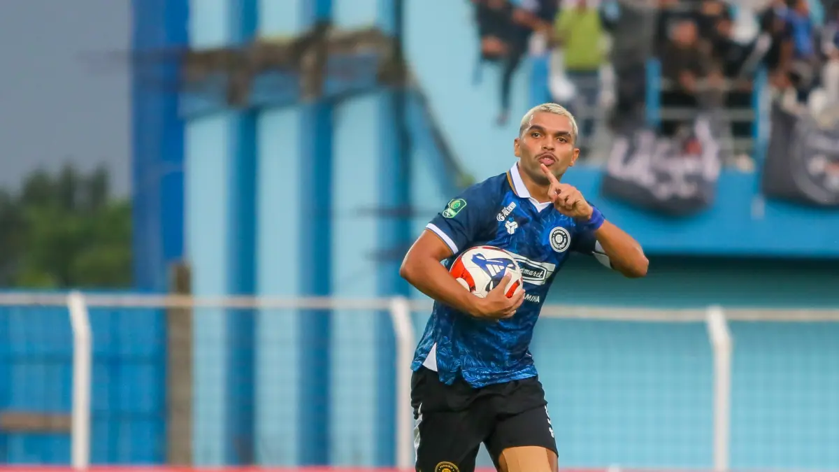 WAJIB DIPERTAHANKAN: Striker Persiku Igor Costa berselebrasi usai mencetak gol. (GALIH ERLAMBANG W/ Radar Kudus)

