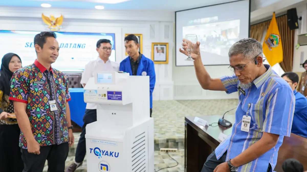 TEROBOSAN: Mewakili Gubernur Jateng Ahmad Luthfi dan Wakilnya Taj Yasin Maimoen (Gus Yasin), Sekretaris Daerah Provinsi Jawa Tengah Sumarno, Pemerintah Provinsi Jawa Tengah menerima hibah berupa Alat Penghasil Air Minum Melalui Udara "ToyaKU", dari Universitas Dian Nuswantoro (Udinus). 