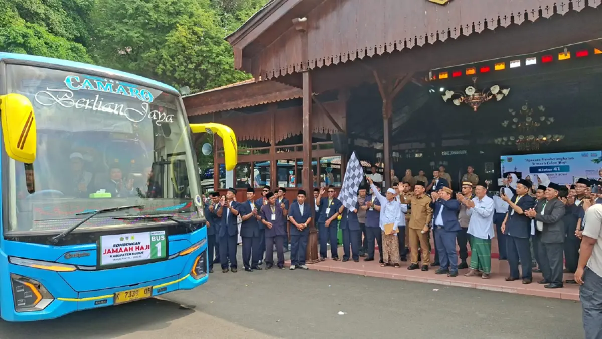 BERANGKAT: Bupati Kudus Sam’ani Intakoris melepas pemberangkatan jamaah haji dengan mengibarkan bendera seraca simbolis di depan Pendapa Kabupaten Kudus, Senin (4/5). (ANDIKA TRISNA SAPUTRA/RADAR KUDUS)