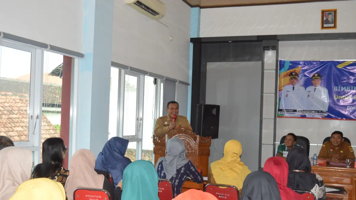 BERIKAN SAMBUTAN – Kepala Dinarpusda Grobogan Supriyanto memberikan sambutan dan membuka acara Bimtek Literasi Informasi Perpustakaan di aula lantai dua Perpustakaan Grobogan, Selasa (5/5). 