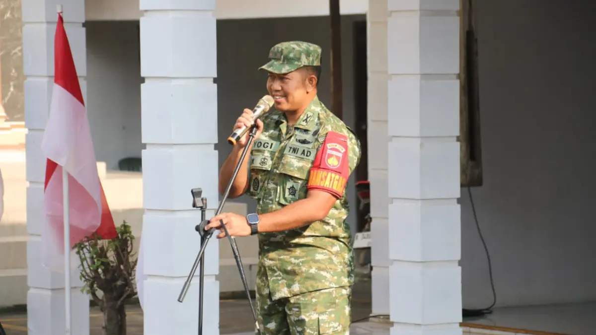 Dansatgas TMMD Reguler ke-128 Kodim 0718/Pati Letkol Arm Timotius Yogi memimpin apel pagi di komplek balai desa Godo, Winong. (SATGAS TMMD REGULER KODIM PATI)