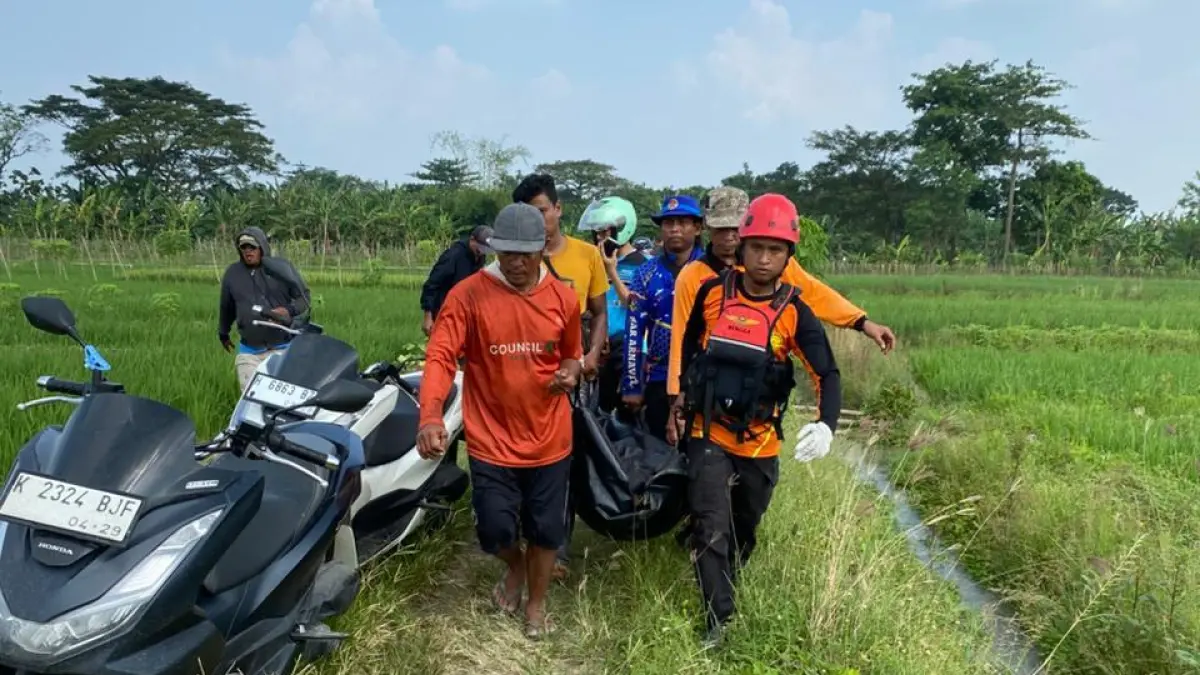 DIEVAKUASI: Tim gabungan saat mengevakuasi korban tenggelam di Sungai Serang.