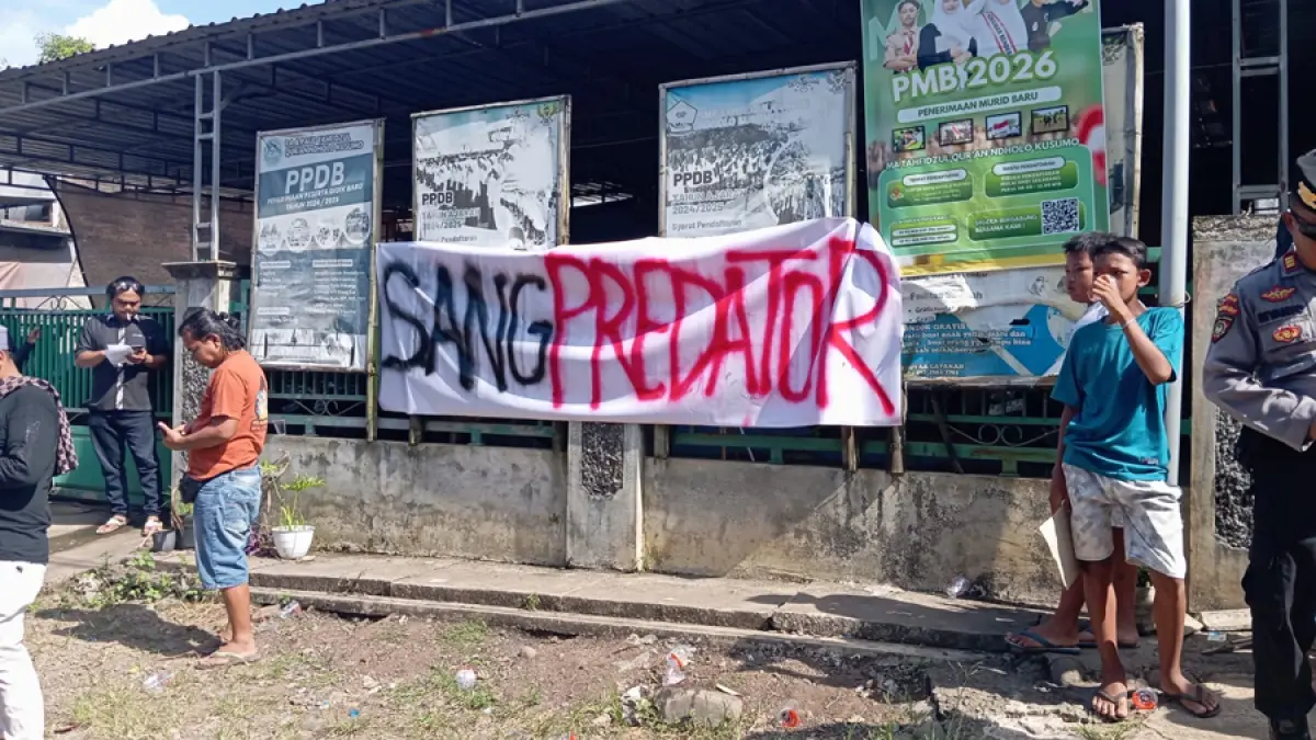 GERAM: Warga berdemo dengan memasang tulisan “Sang Predator” yang mengarah pada oknum pengasuh Ponpes Ndholo Kusumo, Desa Tlogosari, Tlogowungu, Pati, berinisial AS. (ACHMAD ULIL ALBAB/RADAR KUDUS)
