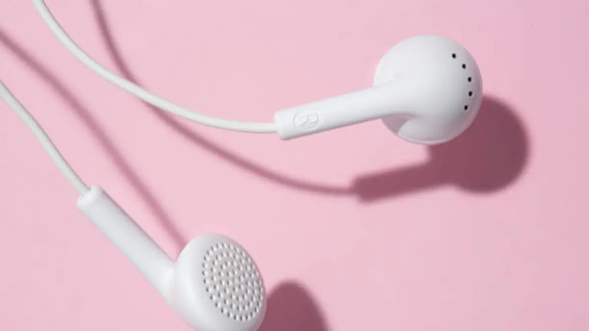 ilustrasi earphone kabel 