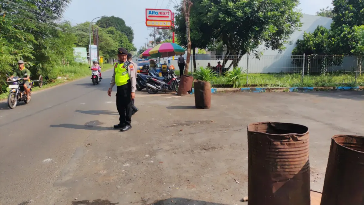 LOKASI KEJADIAN: Polisi meninjau lokasi kejadian yang diduga menjadi peristiwa pertikaian antar pelajar.