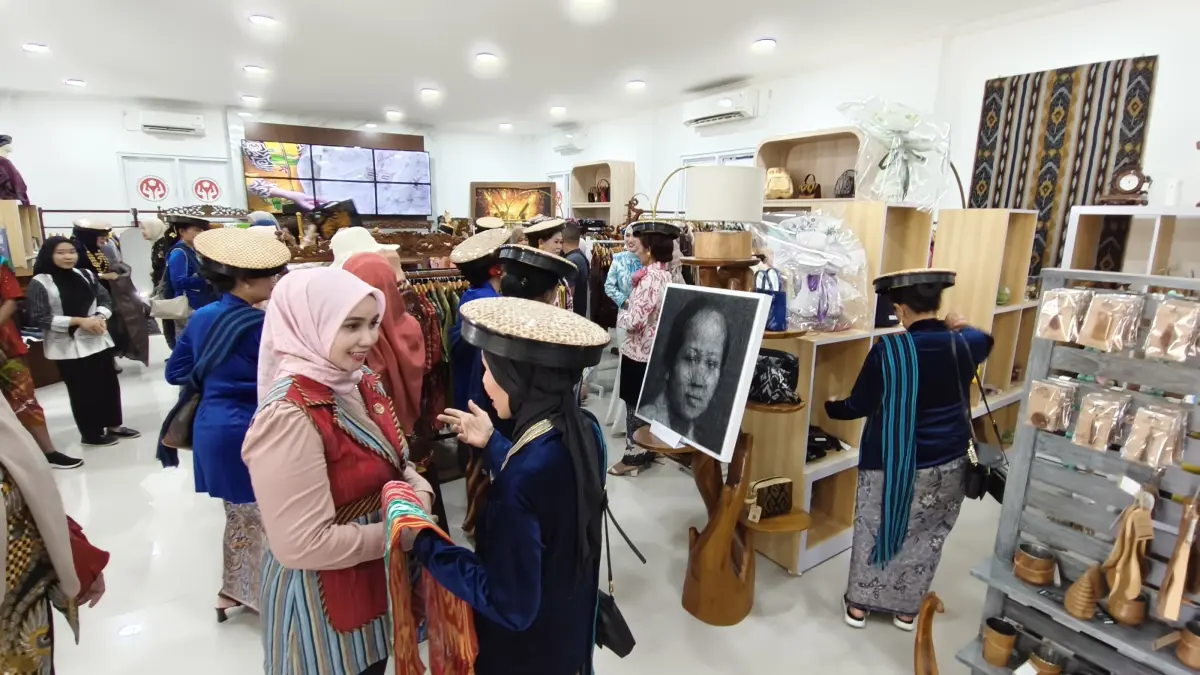 MEMUKAU: Ketua Dekranasda Jepara Laila Saidah Witiarso Utomo sambut rombongan Komunitas Perempuan Pelestari Budaya Indonesia (KPPBI) Jakarta. 