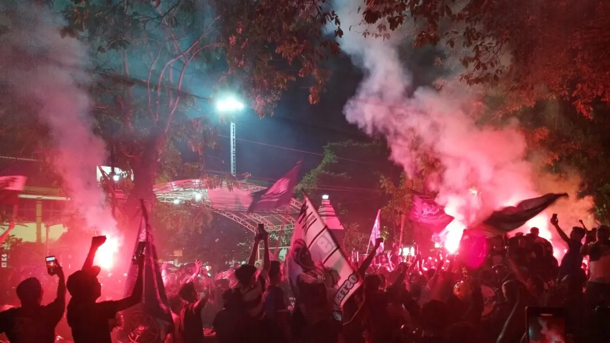 MERIAH: Suporter Persiku melaksanakan konvoi untuk menyambut kedatangan tim ke Kudus.&nbsp;