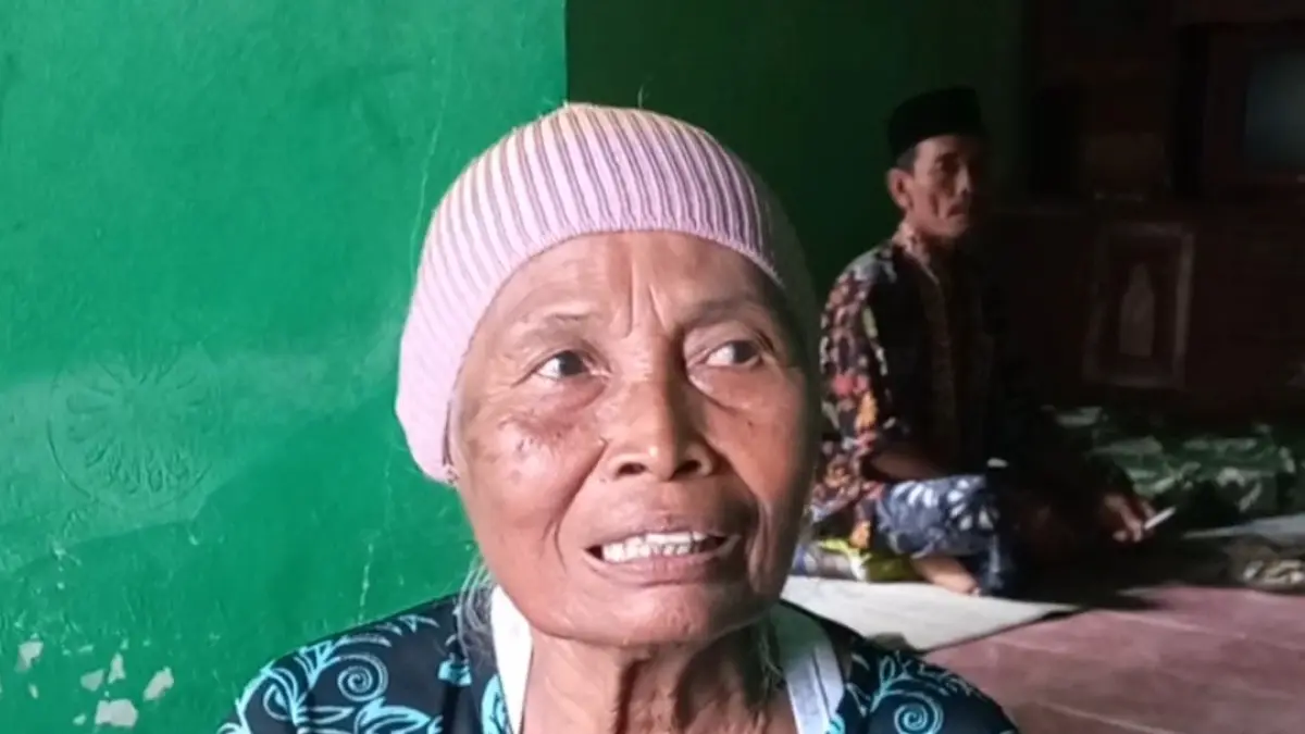 PEDULI: Muzaenah yang mengangkat bayi dari sungai.