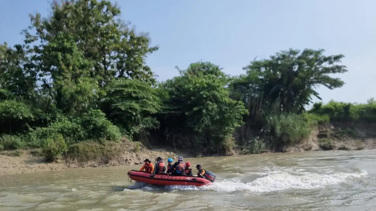 PENCARIAN: Tim SAR BPBD Grobogan saat melakukan pencarian korban tenggelam di Sungai Serang.