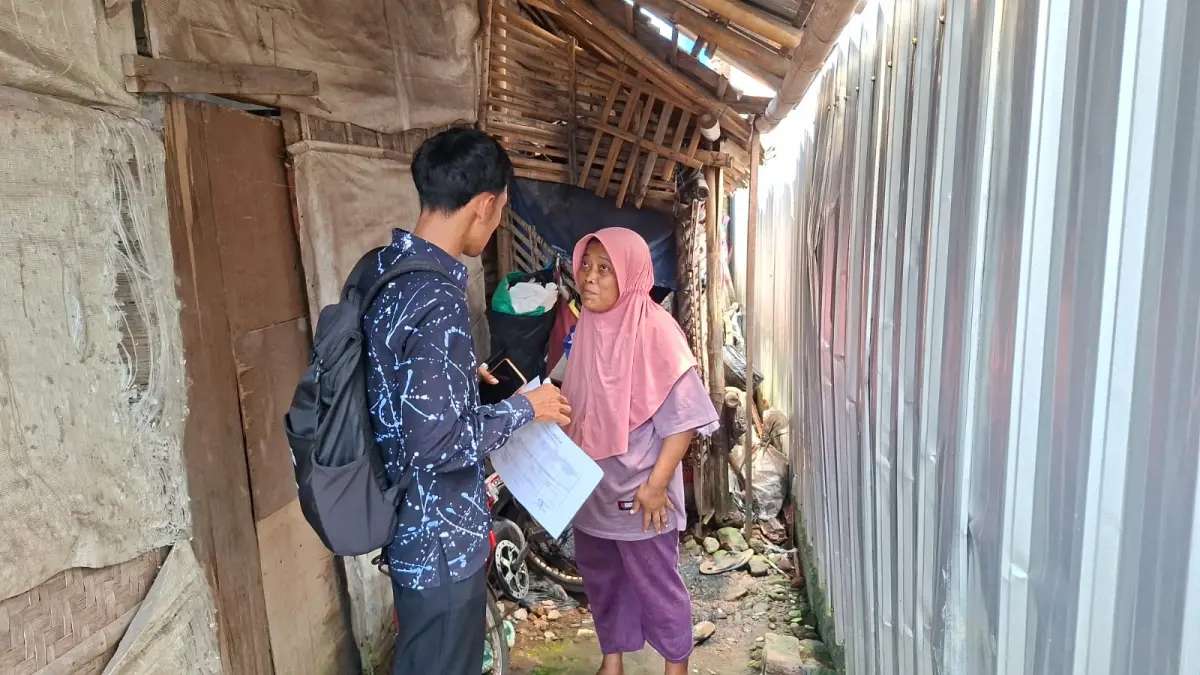Potret keluarga di Desa Jepangpakis, Kudus yang bertahan hidup di lorong sempit bekas gudang kayu bakar berukuran 1x6 meter.