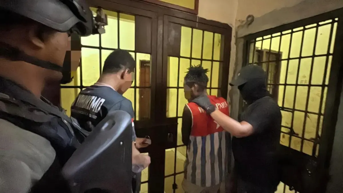 Satgas Operasi Damai Cartenz 2026 memeriksa tersangka kasus pembubunuhan pendulang emas di Yahukimo. (Polri)