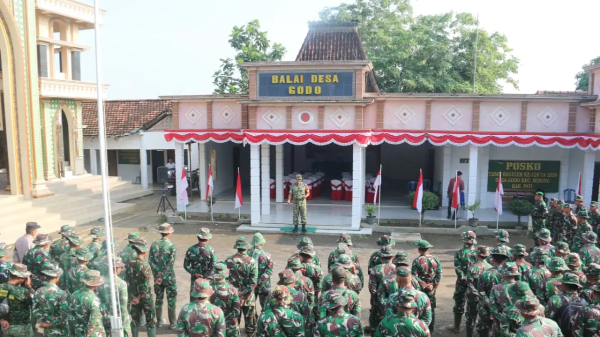 Suasana apel pagi di halaman Balai Desa Godo, Winong, Pati.