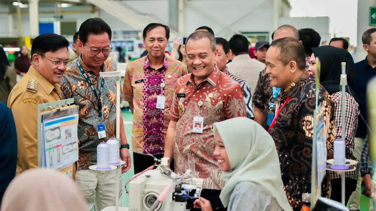 TARIK INVESTOR: Gubernur Ahmad Luthfi saat mengunjungi pabrik di Jateng belum lama ini.