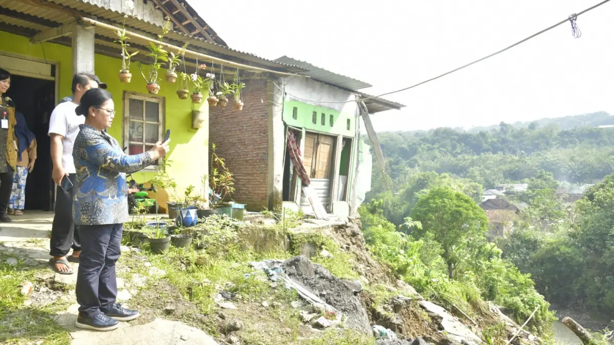 Agustina Wilujeng datang ke Kalialang Gunungpati Semarang yang terkena longsor (Foto: Pemkot Semarang) 