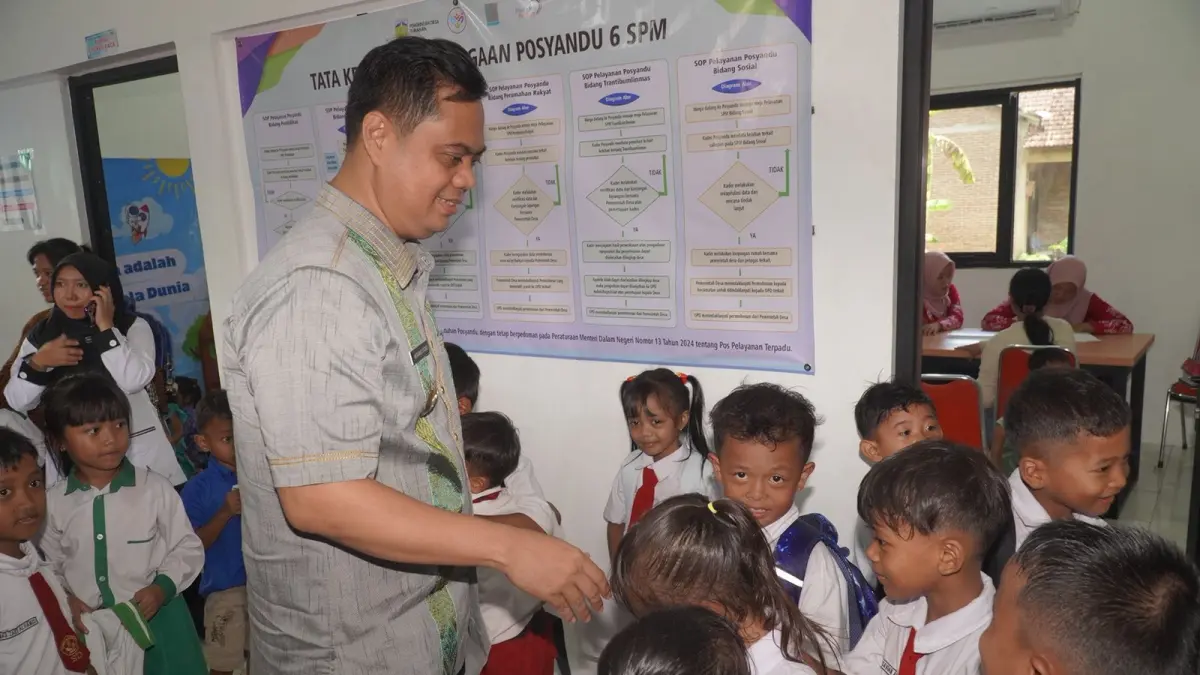 AKRAB: Bupati Jepara Witiarso menyapa anak-anak saat ngantor di Tubanan. 