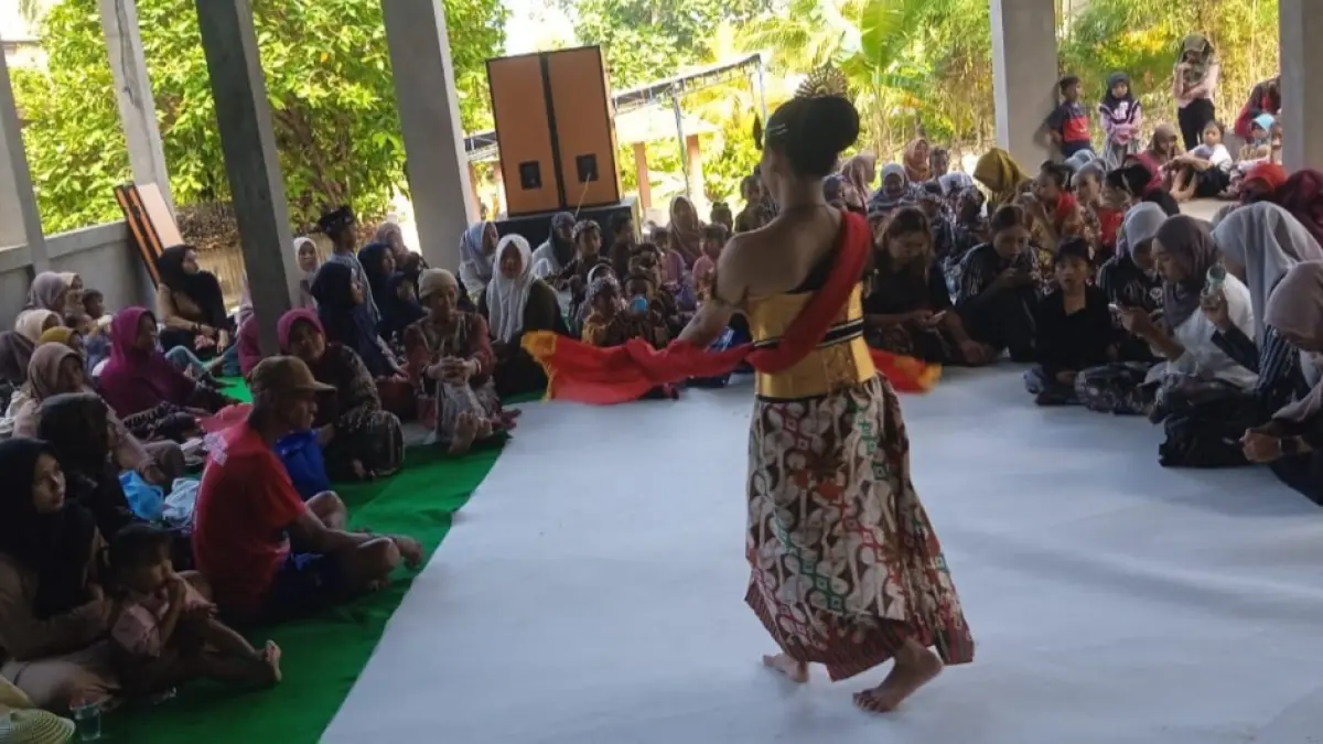 ANTUSIAS: Prosesi sedekah bumi Desa Karimunjawa pada Rabu (6/5).&nbsp;(ARIF UNTUK RADAR KUDUS)