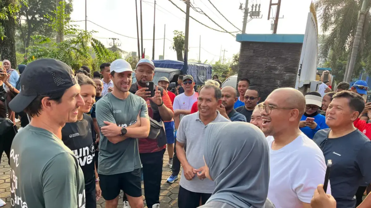 Bupati Batang Faiz Kurniawan dan Direktur Jawa Pos Radar Semarang Baehaqi terlibat dalam fun run bersama Sungai Watch di Batang, Rabu (6/5/2026). (NANANG RENDI AHMAD/JAWA POS RADAR SEMARANG)