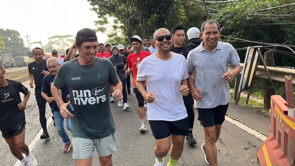 Bupati Batang M Faiz Kurniawan dan Direktur Jawa Pos Radar Semarang ikut lari bersama para pelari Run for Rivers Rabu (6/5/2026) pagi. (Nanang Rendi Ahmad/Jawa Pos Radar Semarang)