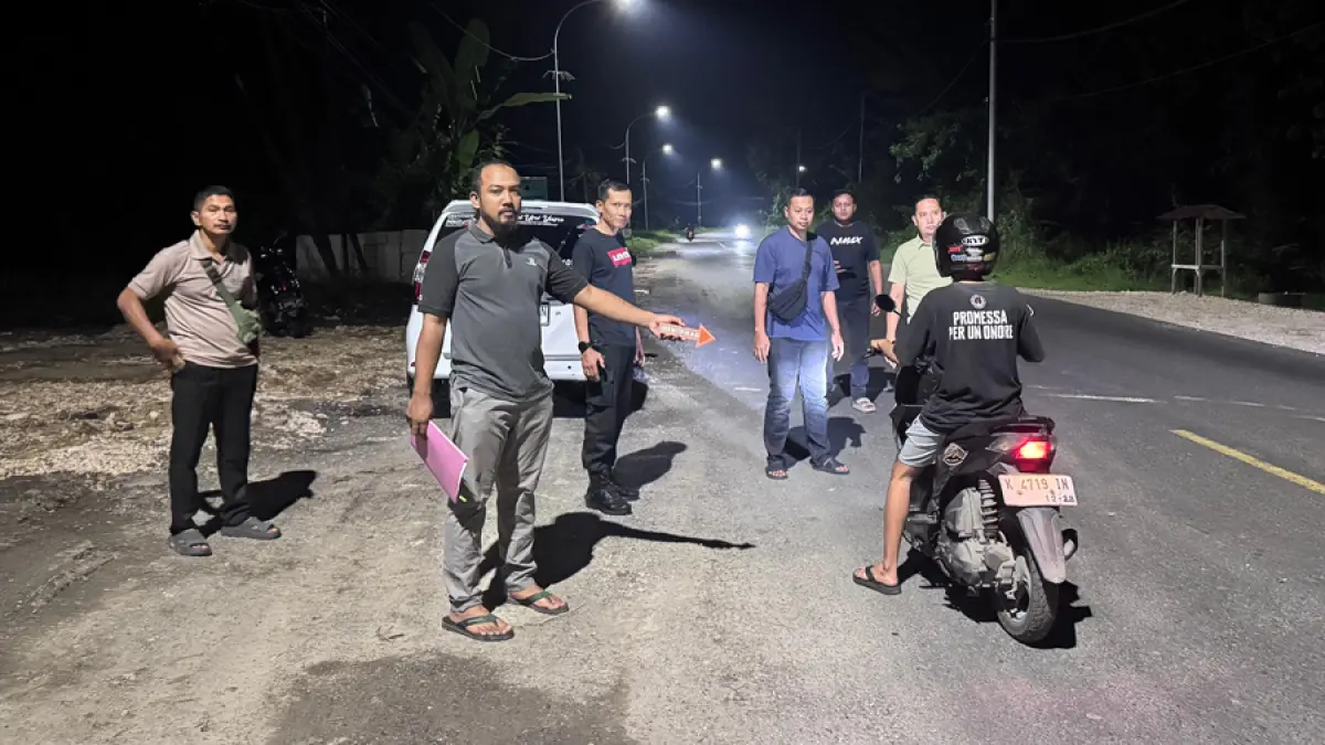 CEK: Polsek Cepu saat olah TKP di Jalan Blora-Cepu, Kelurahan Karangboyo. (HUMAS POLRES BLORA/RADAR KUDUS)