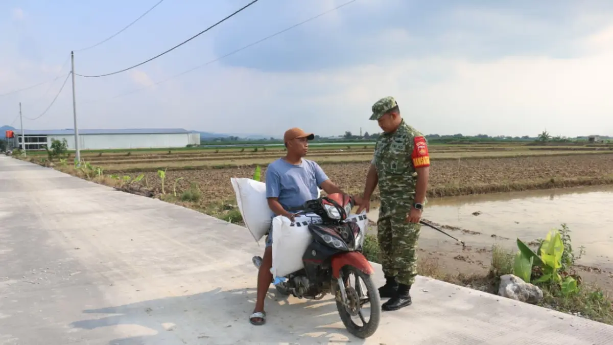 Dansatgas TMMD Reguler Kodim Pati Letkol Arm Timotius Yogi mengecek hasil betonisasi jalan pertanian di Desa Godo, Winong, Pati. (SATGAS TMMD REGULER KODIM PATI)