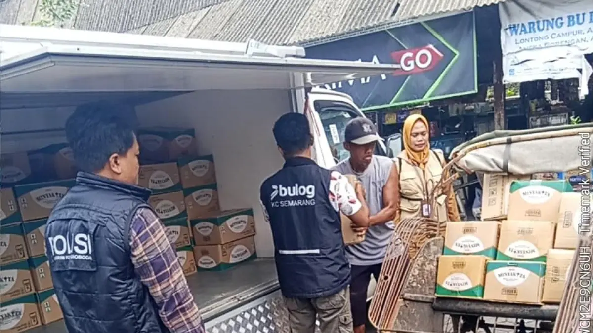 DISTRIBUSI: Bulog saat mendistribusikan MInyakita ke sejumlah pasar.
