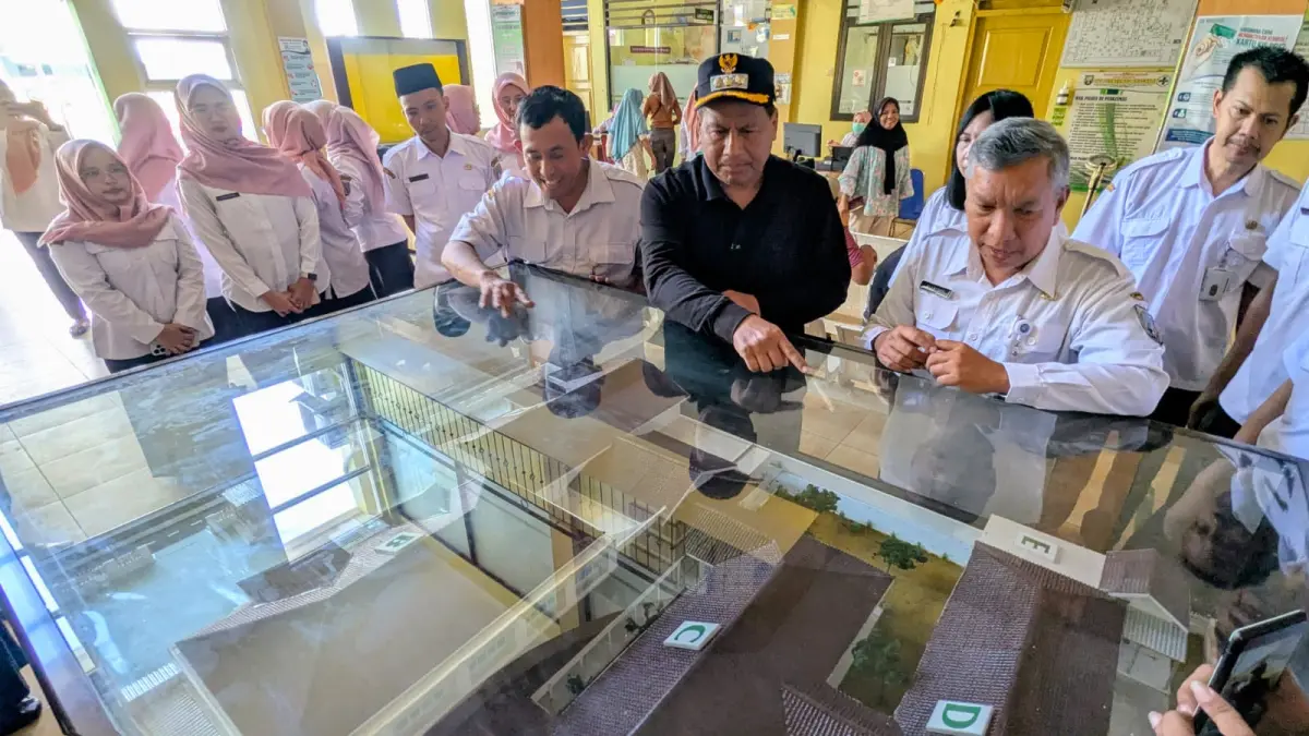 ISTIMEWA UNTUK RADAR KUDUS
CEK MAKET: Bupati Harno didampingi Kepala Dinkes Rembang melihat maket, satu sisi berinteraksi dengan pengunjung&nbsp;kemarin (6/5)