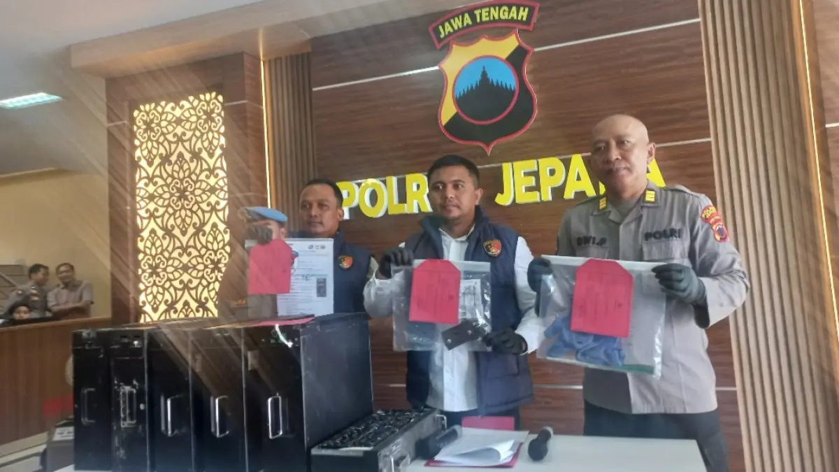 SATSET: Pihak kepolisian menunjukkan barang bukti pencurian baterai tower telekomunikasi pada Rabu (6/5).(FIKRI THOHARUDIN/RADAR KUDUS)