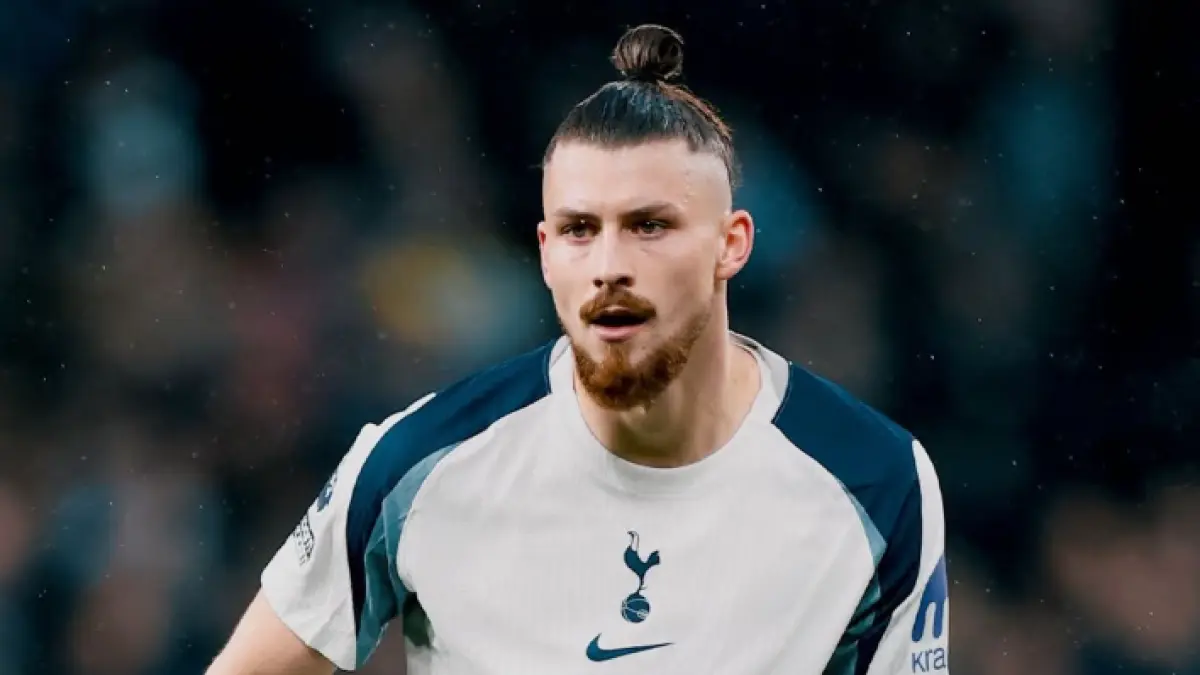 Terancam Degradasi, Spurs Lepas Bek Muda Radu Dragusin