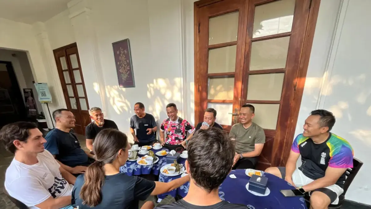 Tiga pendiri Sungai Watch asal Prancis, yakni Gary Bencheghib, Sam Bencheghib, dan Kelly Bencheghib ngobrol santai bersama Gubernur Jawa Tengah Ahmad Luthfi, Sekda Jateng Sumarno, Direktur Jawa Pos Radar Semarang Baehaqi, Wali Kota Pekalongan Achmad Afzan Arslan Djunaid, Plt Kabupaten Pekalongan Sukirman, Dandim 0710/Pekalongan Letkol Inf Gerry, Kapolres Pekalongan Kota AKBP Ricky Haryadi. (Nanang Rendi Ahmad/Jawa Pos Radar Semarang)
